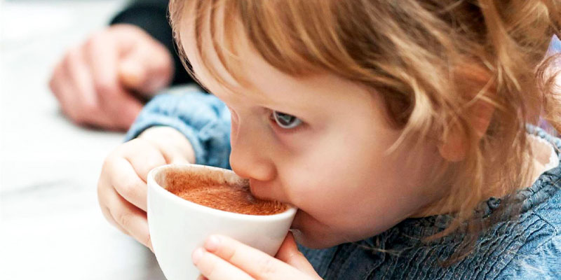 آیا والدین باید نگران نوشیدن قهوه کودکان باشند؟