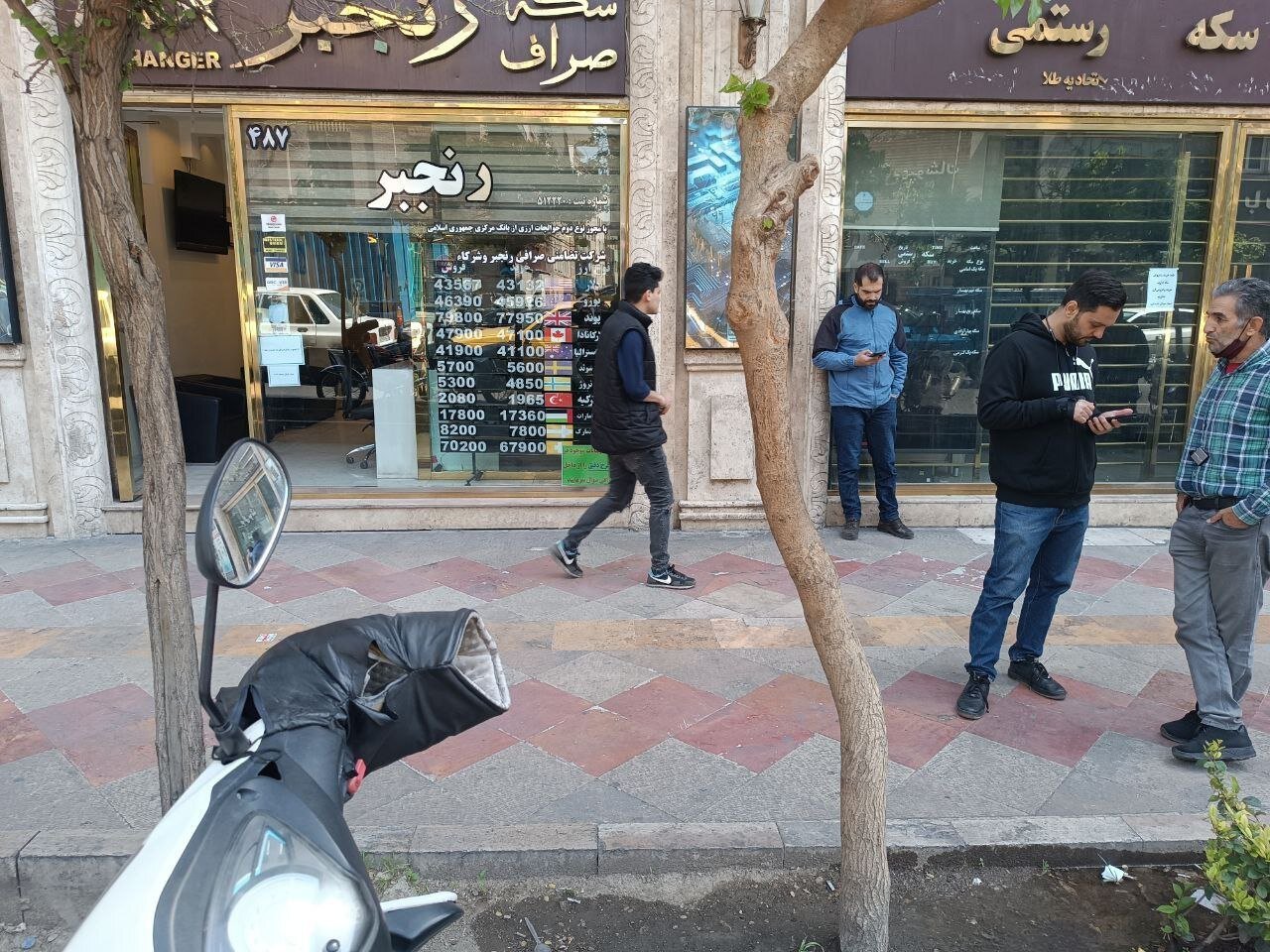 کاهش انتظارات تورمی، صرافیهای تهران خلوت شدند. 1 s1.jpg