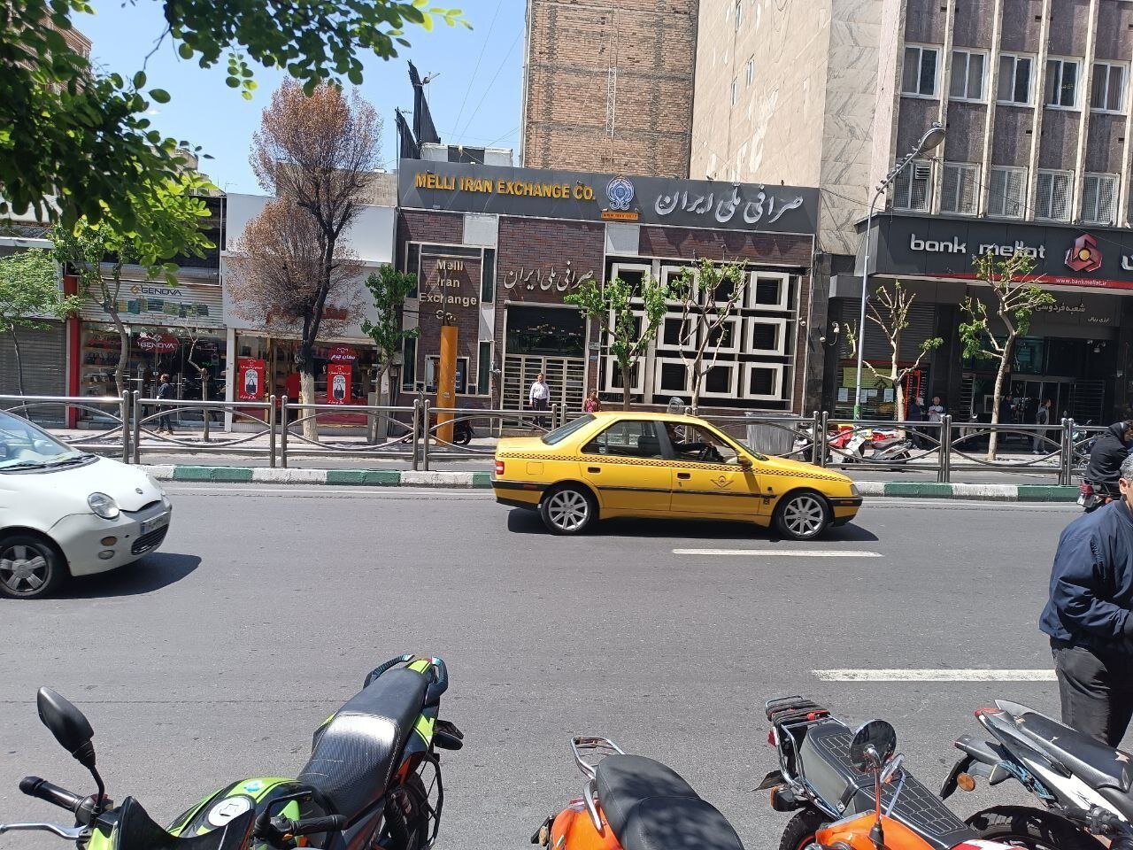 کاهش انتظارات تورمی، صرافیهای تهران خلوت شدند. 3 s3.jpg
